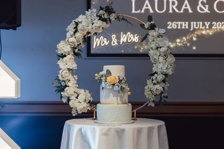The cake arch in front of the congratulations screen