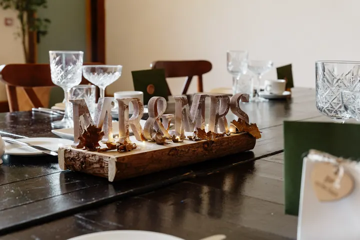 A rustic Mr & Mrs sign on the top table