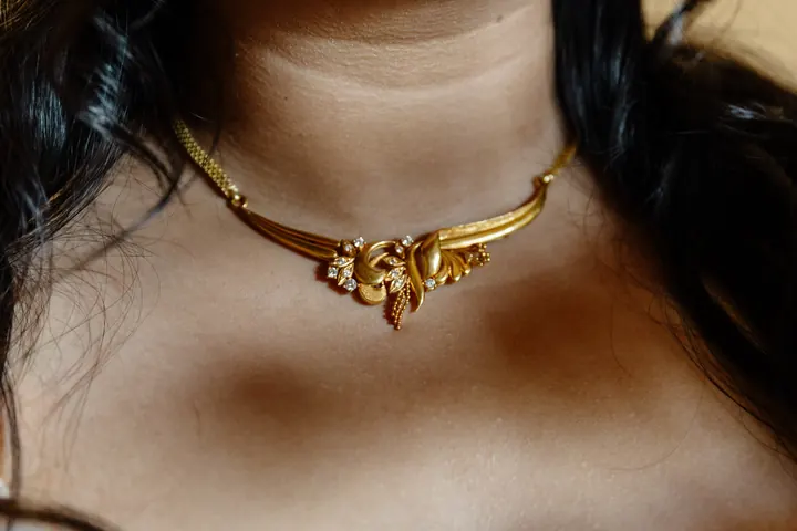 Gloria&rsquo;s gold necklace