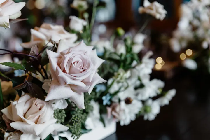 Blush roses and white flowers in the table arrangements