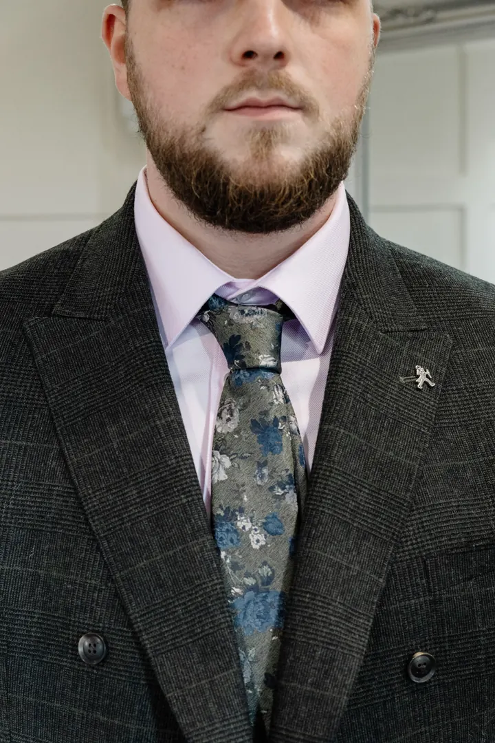 Oliver&rsquo;s floral tie, lilac shirt and tweed jacket