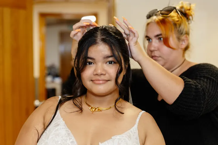 Gloria&rsquo;s veil being set in place