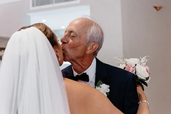 Hayley&rsquo;s dad kissing her cheek