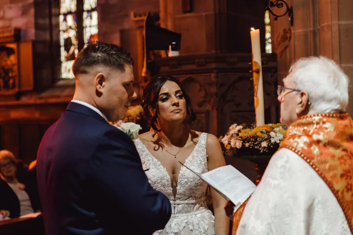 Harry and Hannah exchanging vows