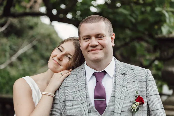 Aleks resting her head on Jamie&rsquo;s shoulder